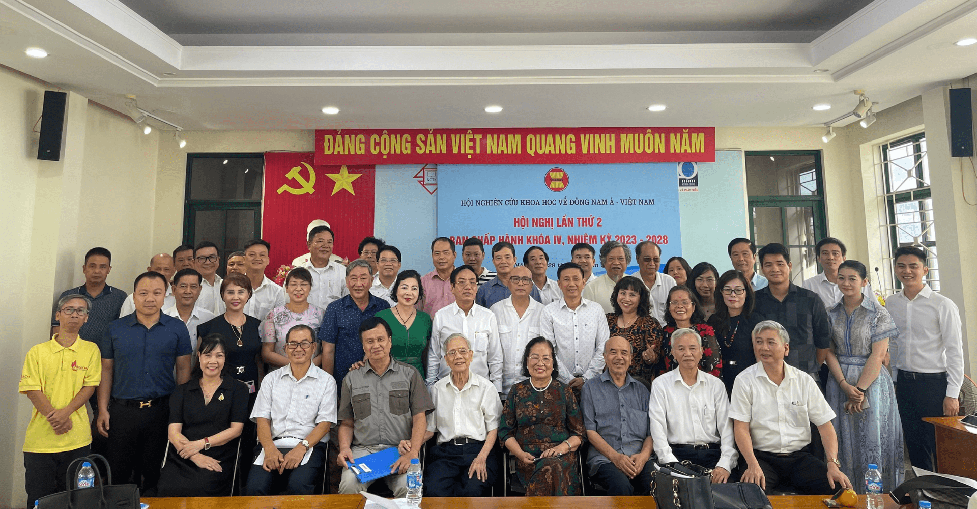 Đại biểu chụp ảnh lưu niệm