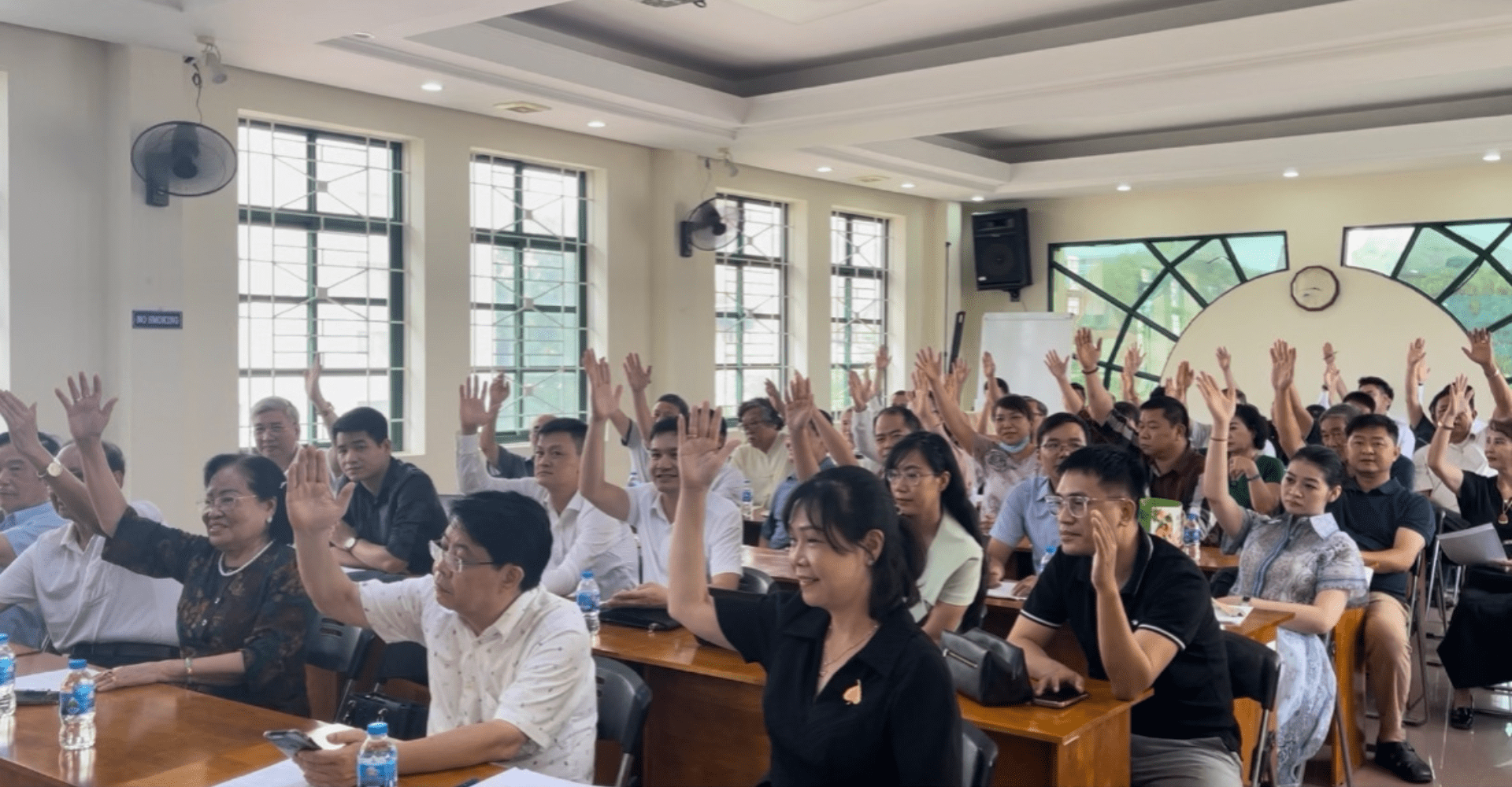 Đại biểu biểu quyết