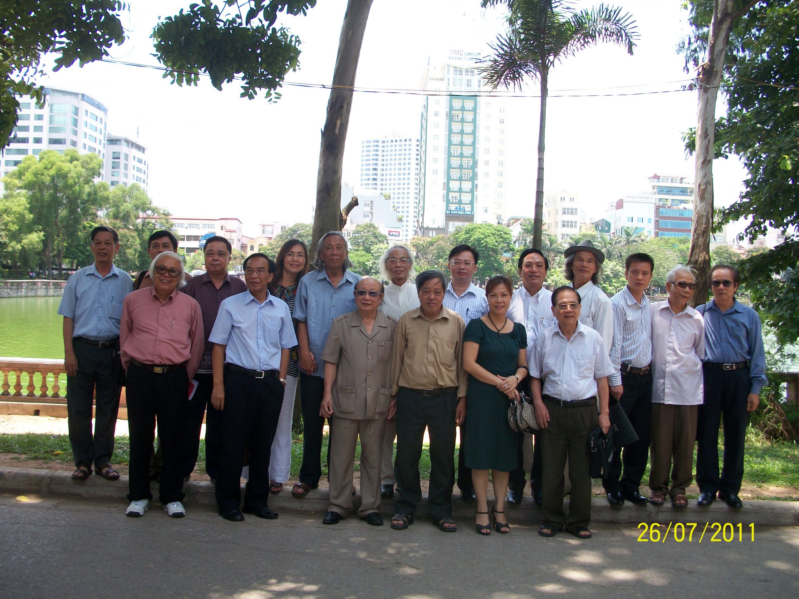 Ban lãnh đạo Hội chụp ảnh lưu niệm cùng các Uỷ viên